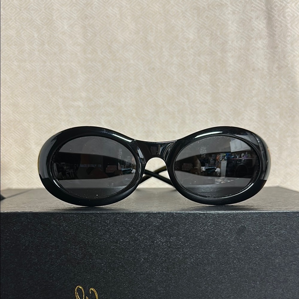 Authentic Gucci GG0061S Oval Black Sunglasses – Trending Y2K/Vintage 90s - Picture 5 of 6